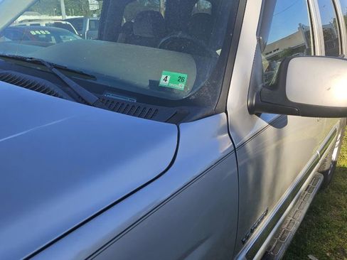 Used 2005 GMC Yukon SLE image 2