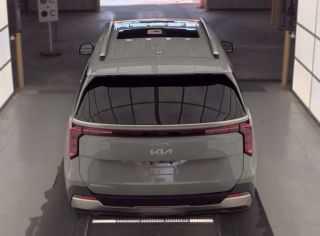 Used 2025 Kia Carnival SX FWD image 6