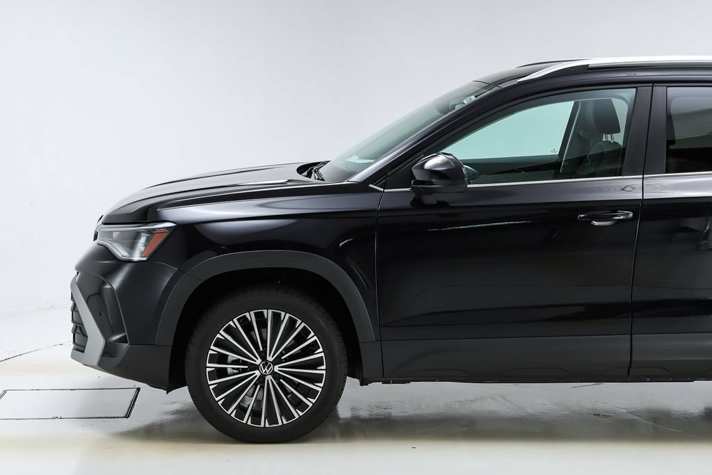 New 2026 Volkswagen Taos SE FWD image 3