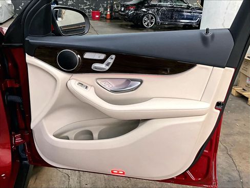 Used 2022 Mercedes-Benz GLC 300 4MATIC image 27