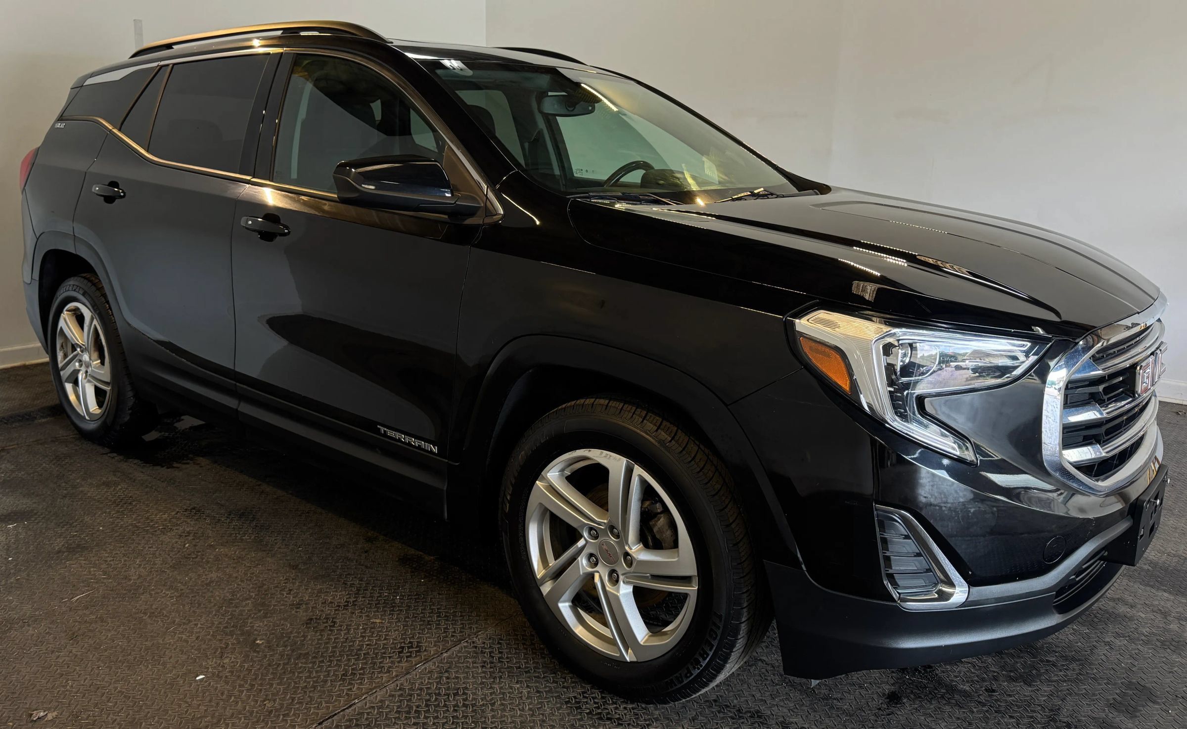 Used 2019 GMC Terrain SLE w/ Driver Convenience Package FWD image 2