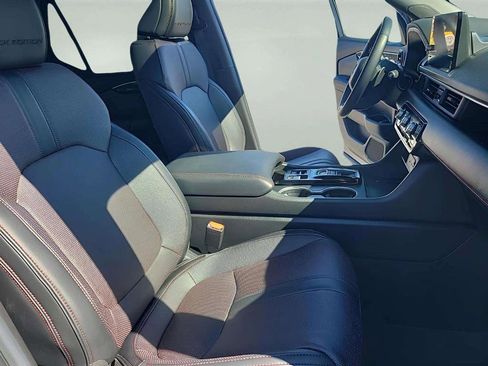 Used 2025 Honda Pilot Black Edition image 31