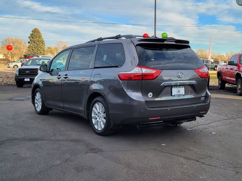 Used 2017 Toyota Sienna Limited image 3