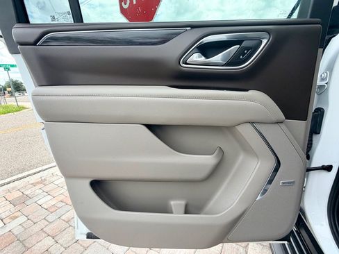 Used 2023 GMC Yukon XL SLT AWD/4WD image 30