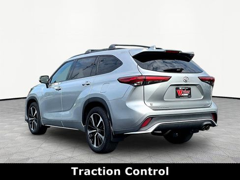 Used 2022 Toyota Highlander XSE AWD/4WD image 4