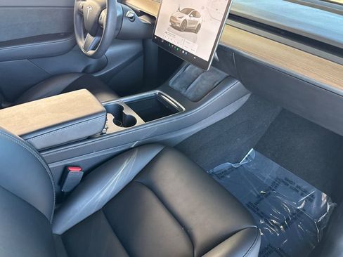 Used 2022 Tesla Model Y Long Range image 14