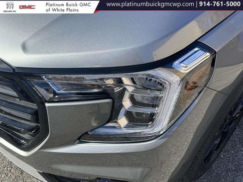 Used 2024 GMC Terrain SLE w/ Driver Convenience Package image 8