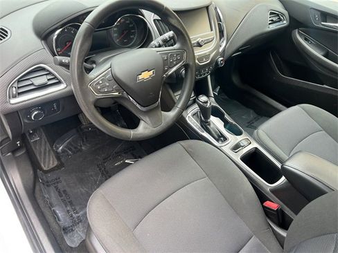 Used 2018 Chevrolet Cruze LT image 19