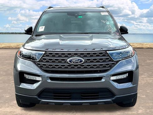 Used 2021 Ford Explorer XLT w/ Equipment Group 202A image 4