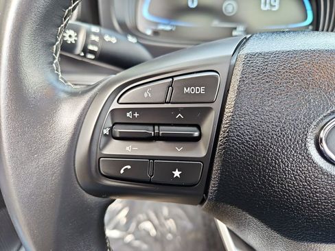 Used 2025 Hyundai Venue SEL image 11