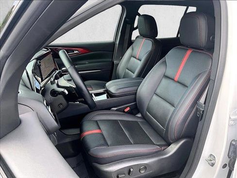 Used 2025 Chevrolet Traverse RS FWD image 27