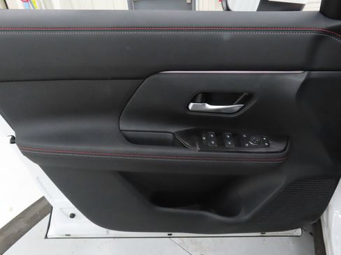 Used 2025 Nissan Kicks SR AWD/4WD image 12