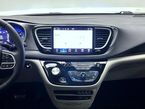 Used 2022 Chrysler Pacifica Touring-L FWD image 13