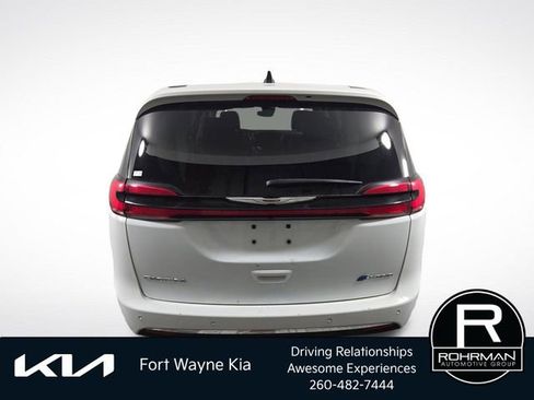 Used 2024 Chrysler Pacifica Limited FWD image 8