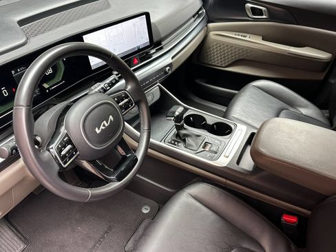 Used 2025 Kia Carnival FWD image 11