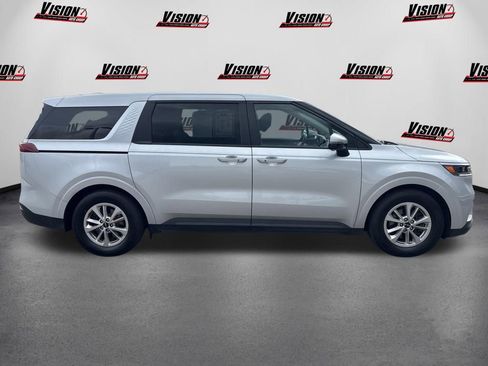 Used 2023 Kia Carnival LX FWD image 4