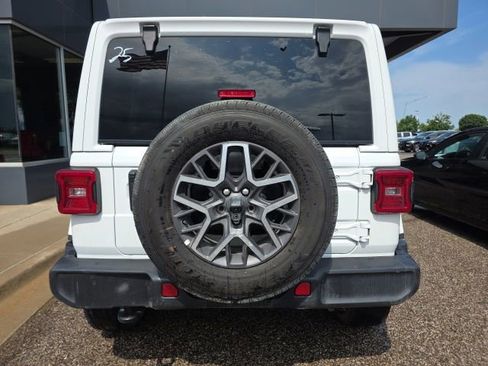 Used 2024 Jeep Wrangler Unlimited Sahara AWD/4WD image 4