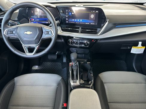 Used 2026 Chevrolet Trax LT w/ LT Convenience Package FWD image 16