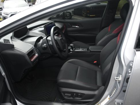 Used 2025 Toyota Prius Plug-In Hybrid FWD image 8