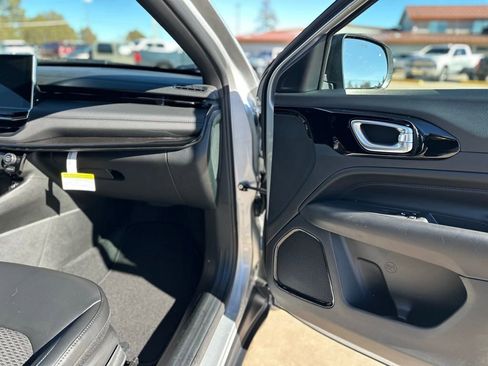 New 2026 Jeep Compass Latitude image 9