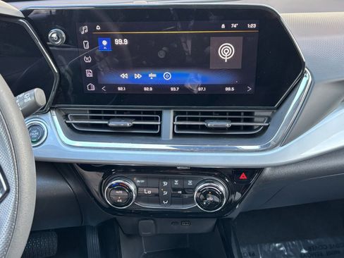 Used 2025 Chevrolet Trax LT image 31