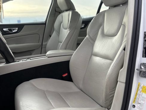 Used 2019 Volvo S60 T5 Momentum w/ Premium Package image 5