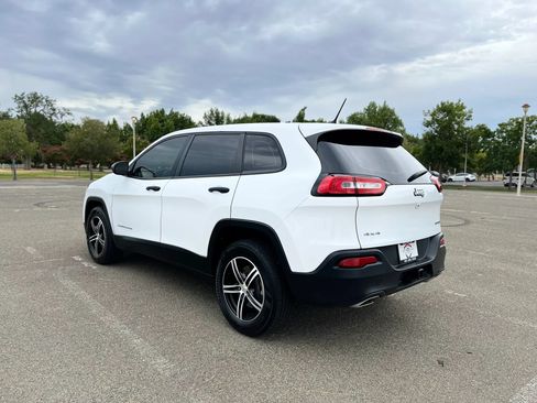 Used 2016 Jeep Cherokee Sport w/ Trailer Tow Group AWD/4WD image 8