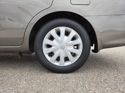 Used 2017 Nissan Versa SV image 9