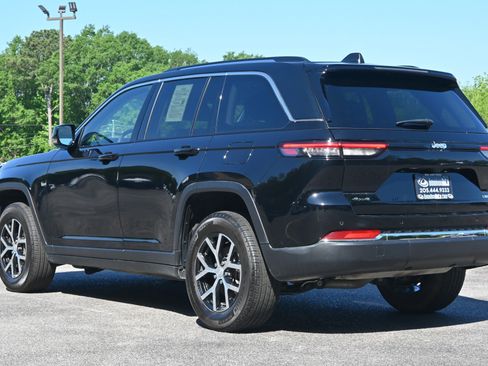 Used 2023 Jeep Grand Cherokee Limited image 7