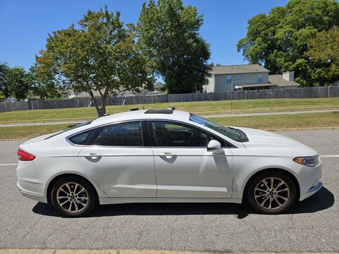 Used 2017 Ford Fusion SE FWD image 7