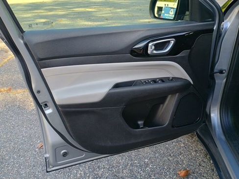 Used 2023 Jeep Compass Limited image 22