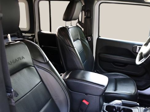 Used 2018 Jeep Wrangler Unlimited Sahara AWD/4WD image 21