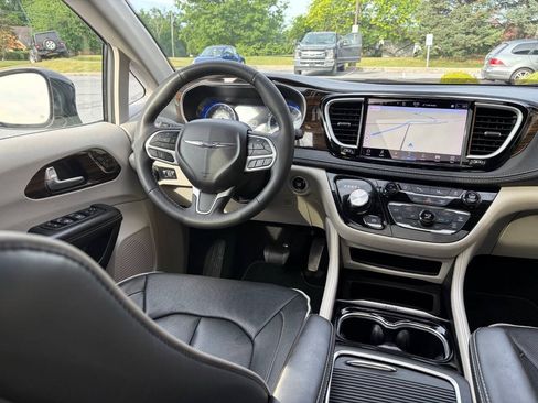 Used 2023 Chrysler Pacifica Limited FWD image 7