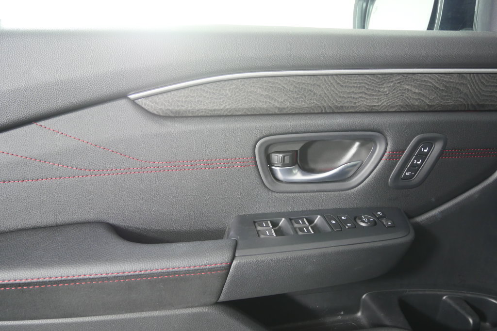 Used 2026 Honda Pilot Black Edition image 9