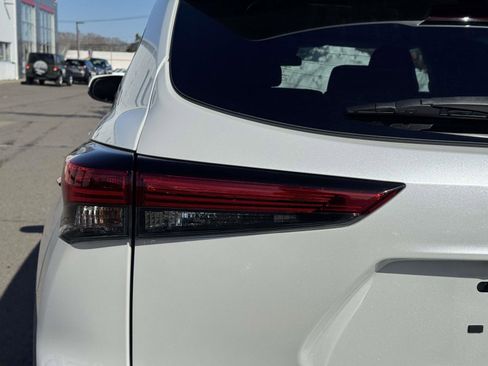 Certified 2022 Toyota Highlander L image 9