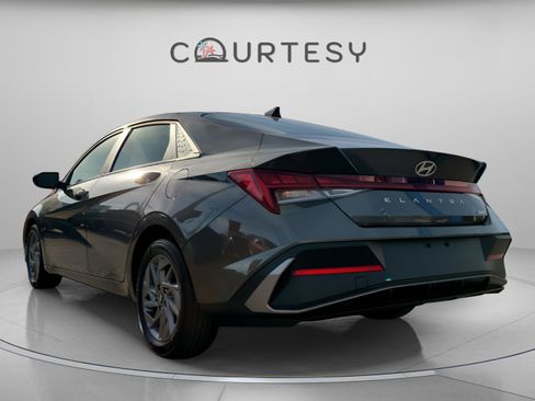 Used 2025 Hyundai Elantra Blue image 2