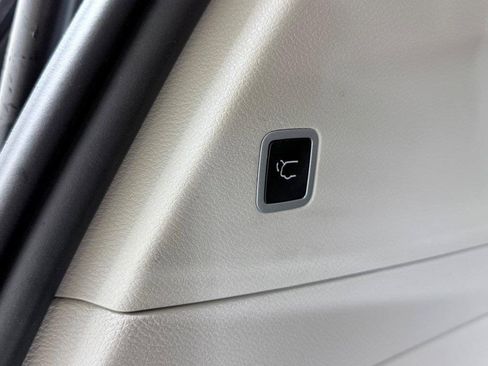 Used 2024 Chrysler Pacifica Limited image 16