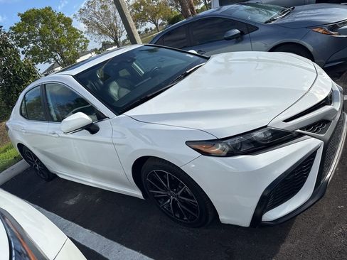 Used 2024 Toyota Camry SE w/ Convenience Package image 3