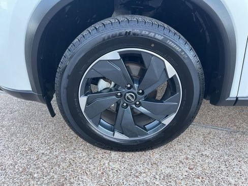 Used 2024 Nissan Rogue SV image 5