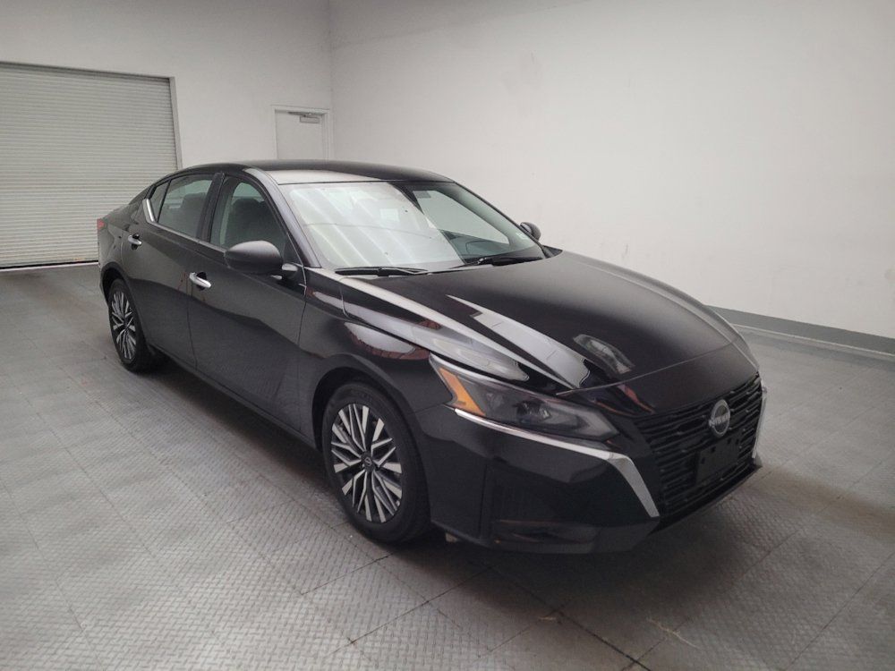 Used 2025 Nissan Altima 2.5 SV FWD image 13