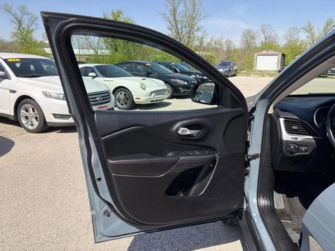 Used 2015 Jeep Cherokee Trailhawk AWD/4WD image 10
