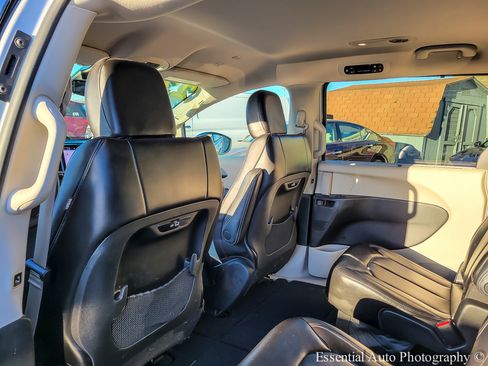 Used 2023 Chrysler Pacifica Touring-L FWD image 11