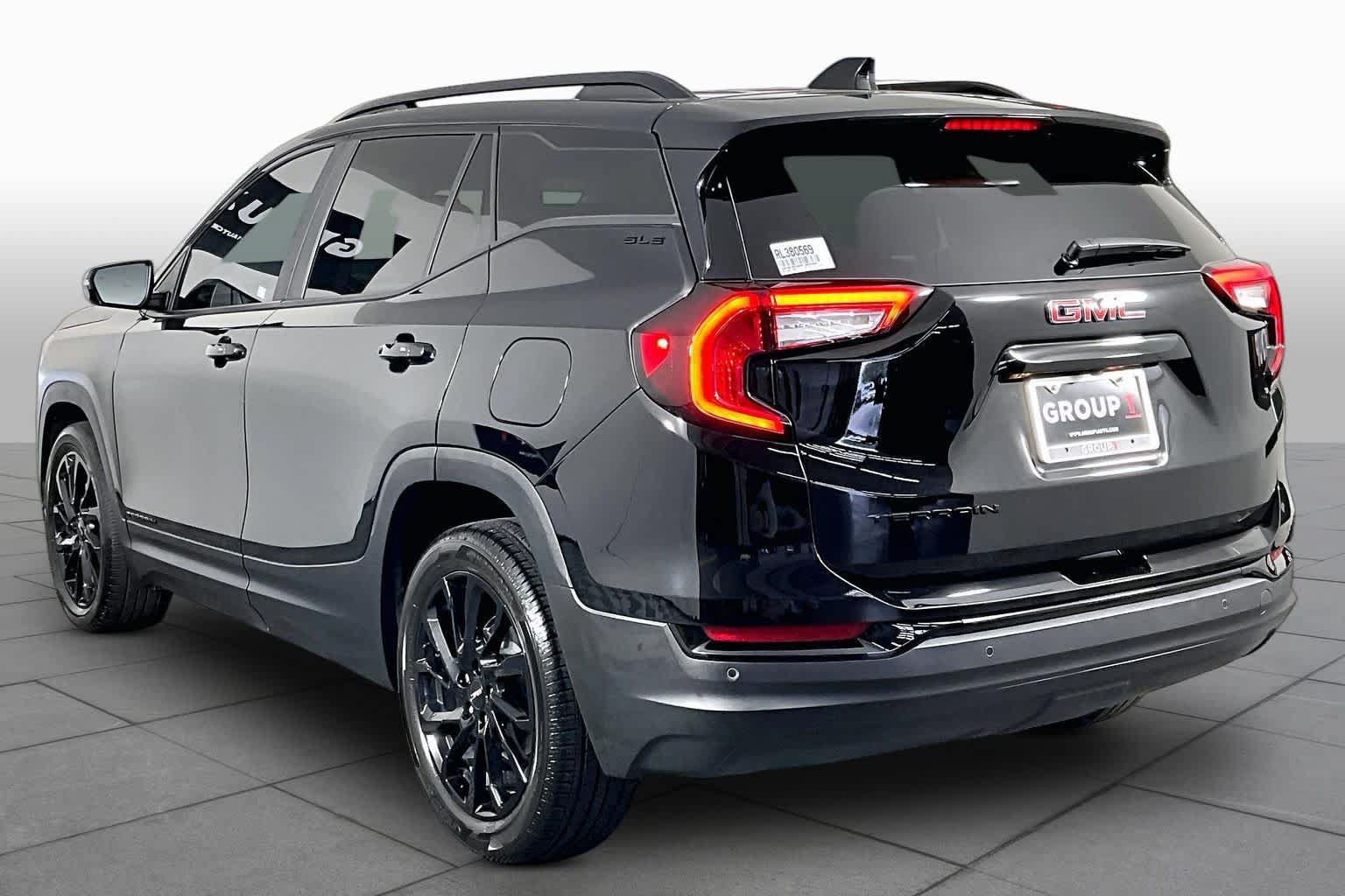 Used 2024 GMC Terrain SLE w/ Driver Convenience Package FWD image 11