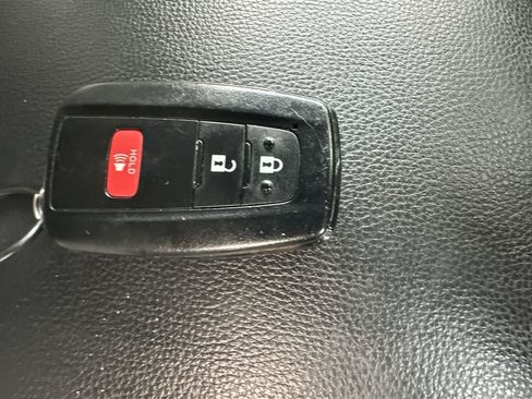 Used 2025 Toyota RAV4 XLE FWD image 28
