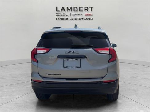 Used 2024 GMC Terrain SLE w/ Driver Convenience Package FWD image 4