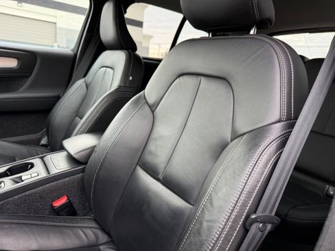 Used 2022 Volvo XC40 T5 Momentum image 15