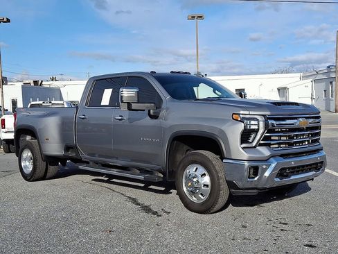Used 2025 Chevrolet Silverado 3500 LTZ w/ LTZ Convenience Package image 2