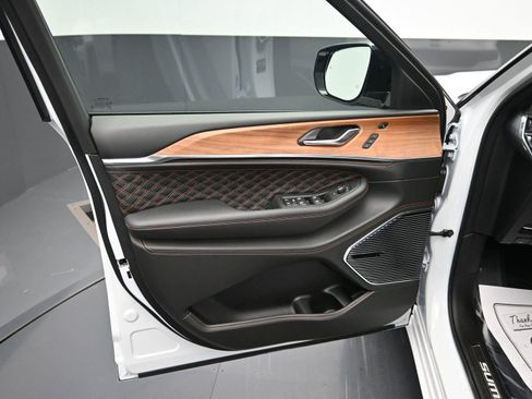 Used 2025 Jeep Grand Cherokee L Summit image 23