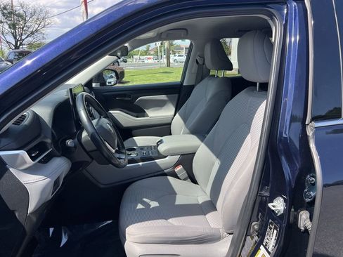 Used 2022 Toyota Highlander LE AWD/4WD image 13