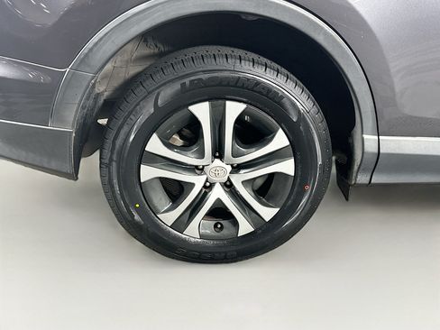 Used 2018 Toyota RAV4 LE FWD image 11
